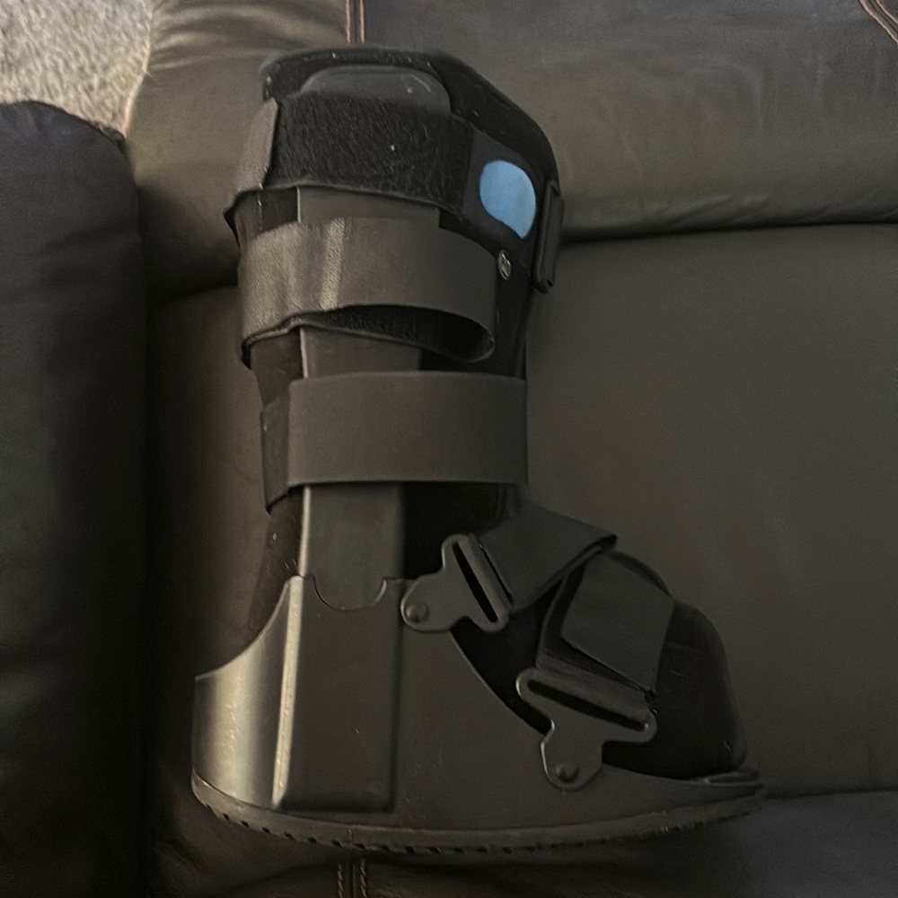 Medical walking boot